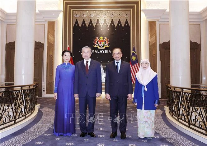 General Secretary of the Communist Party of Vietnam Central Committee To Lam (second from left) and his spouse (first, left) and Malaysian Prime Minister Anwar Ibrahim (second from right) and his spouse. (Photo: VNA)