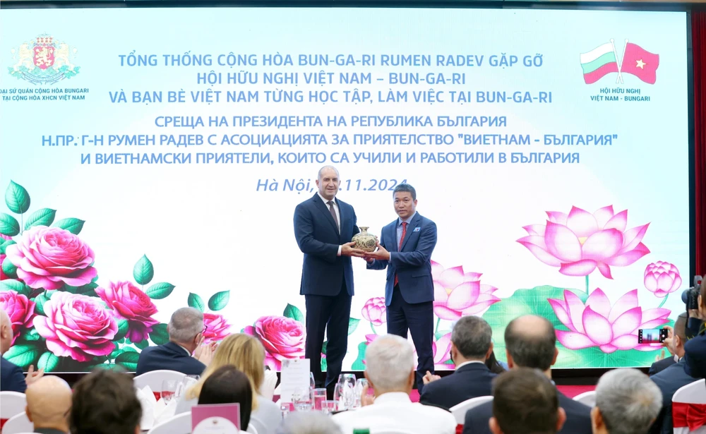 President of the Vietnam Union of Friendship Organisations (VUFO) Phan Anh Son (R) presents a gift to Bulgarian President Rumen Radev. (Photo: VNA)