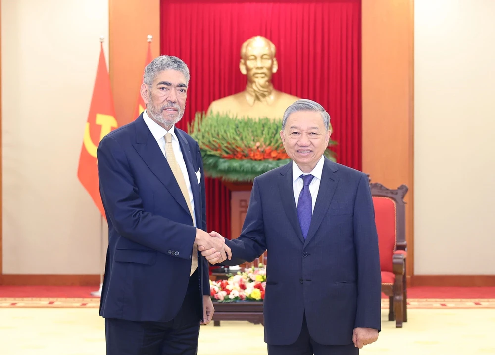 General Secretary of the Communist Party of Vietnam Central Committee To Lam (R) hosts a reception in Hanoi on December 12 for General Secretary of the United Left Movement (MIU) Party and Minister of Regional Integration Policies of the Dominican Republic Miguel Mejia. (Photo: VNA)