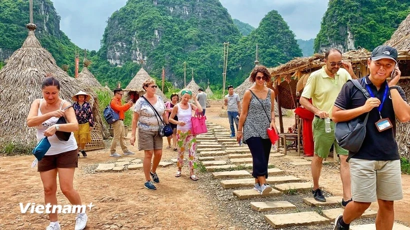 Des touristes internationaux visitent le tournage du film "Kong : Skull Island" à Ninh Binh. Photo : Vietnam+