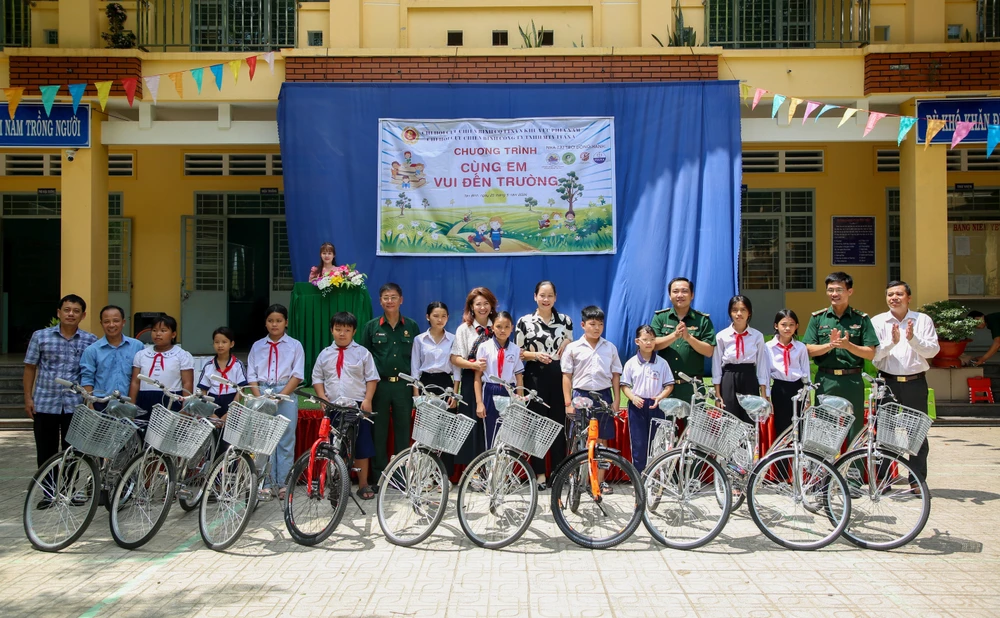 Des vétérans de l'Agence vietnamienne d'information apportent de la joie à des élèves de la zone frontalière de Tay Ninh