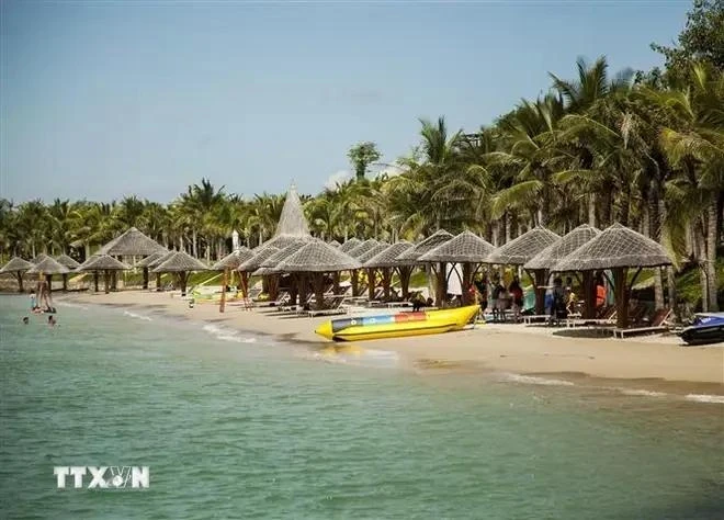 Située à environ 400 km au Nord-Est d'Hô Chi Minh-Ville et à plus de 1 200 km au Sud de Hanoï, Nha Trang possède une belle plage. Photo: VNA