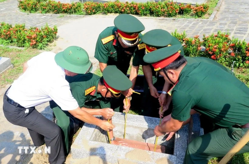 Lors de la céréminie d'inhumation des restes de 15 soldats volontaires et experts vietnamiens tombés au Laos et au Cambodge. Photo: VNA