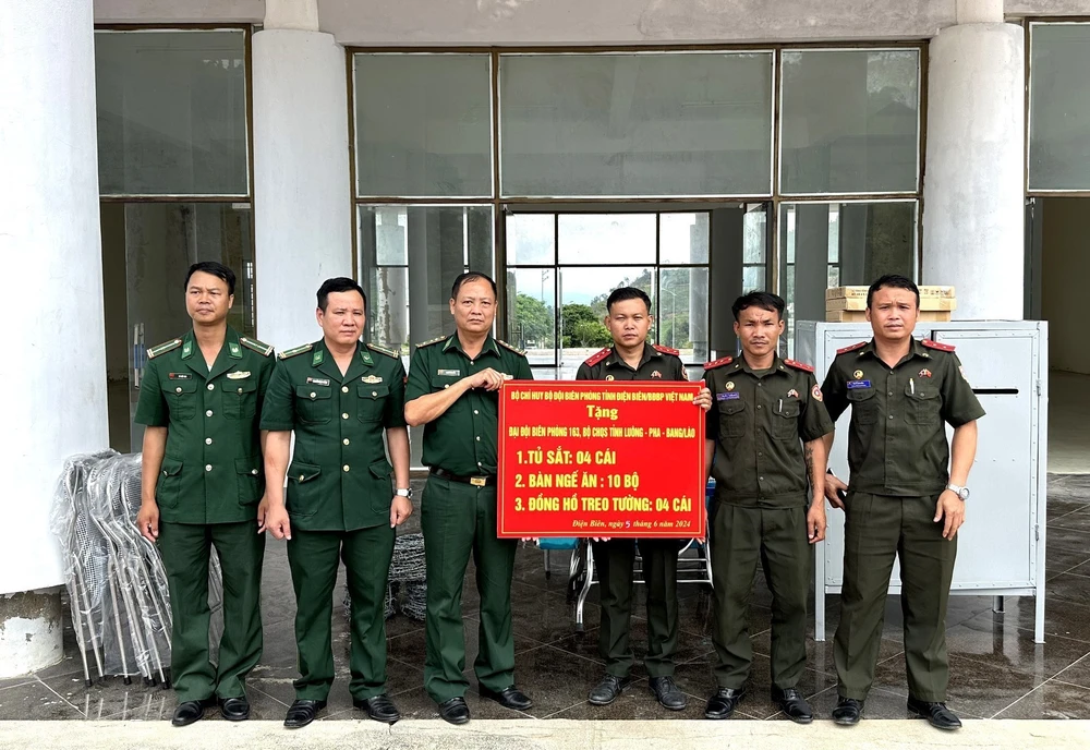 Une délégation du poste de garde-frontière de Huoi Puoc, province septentrionale de Dien Bien, a fait don le 5 juin des produits essentiels à ses homologues de la province lao de Luang Prabang. Photo: VNA