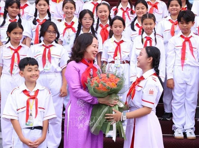 La vice-présidente Vo Thi Anh Xuan et des enfants de Ho Chi Minh-Ville. Photo : VNA