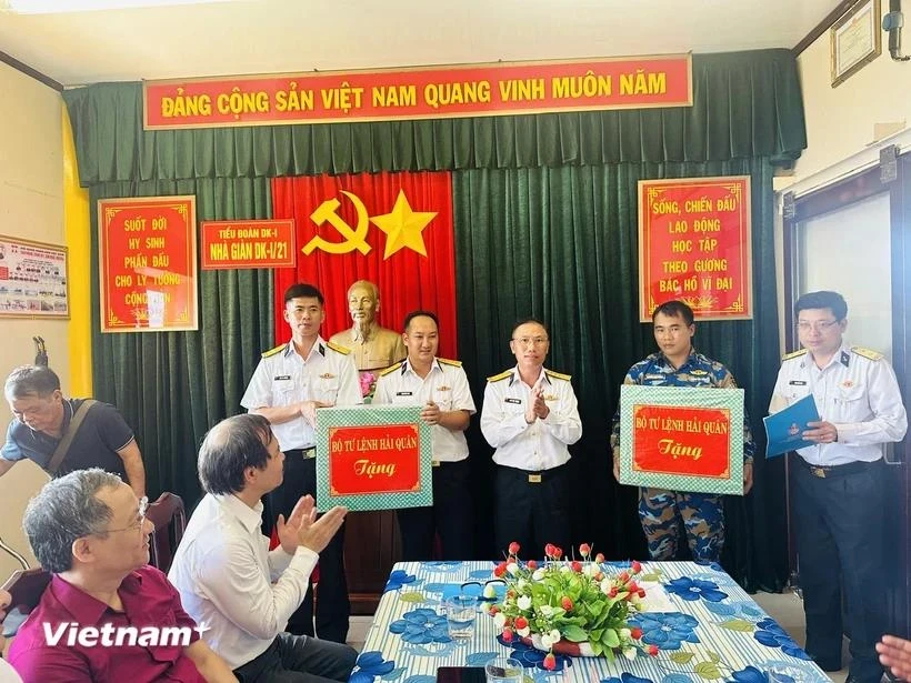 Le colonel Ngo Van Thanh, commissaire politique du Département technique de la Marine et chef du groupe de travail n°21 (debout, au milieu), remet des cadeaux aux soldats sur la plateforme DK1/21. Photo : VietnamPlus