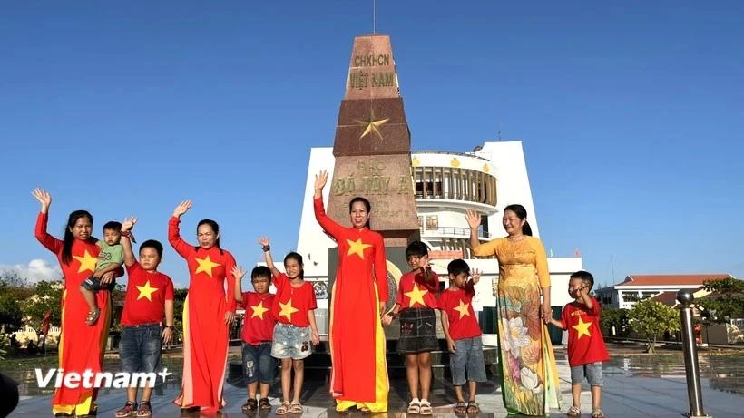 Avec la volonté, l'énergie, la créativité et l'esprit de travail acharné, les soldats et le peuple vietnamiens ont contribué à développer le district insulaire de Truong Sa de jour en jour. Photo: Vietnam+