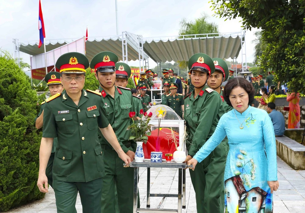 Cérémonie d’inhumation des restes de 12 soldats volontaires vietnamiens tombés au Laos au cimetière de Tông Khao. Photo: VNA