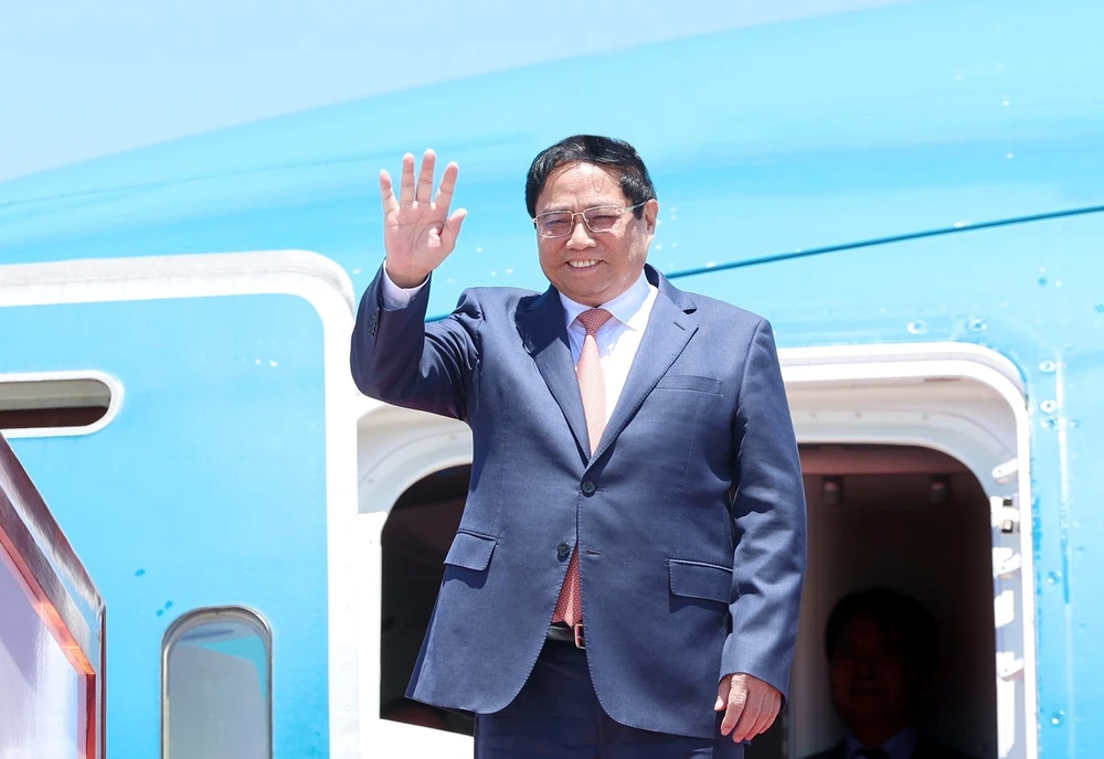 Le PM Pham Minh Chinh est arrivé en Chine pour participer à la 15e Conférence annuelle des pionniers du WEF. Photo: VNA