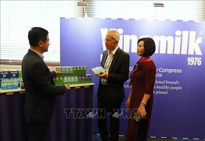 Richard Hall (au milieu), président du Congrès mondial de l'industrie du lait, a salué le modèle de production écologique de Vinamilk. Photo: VNA