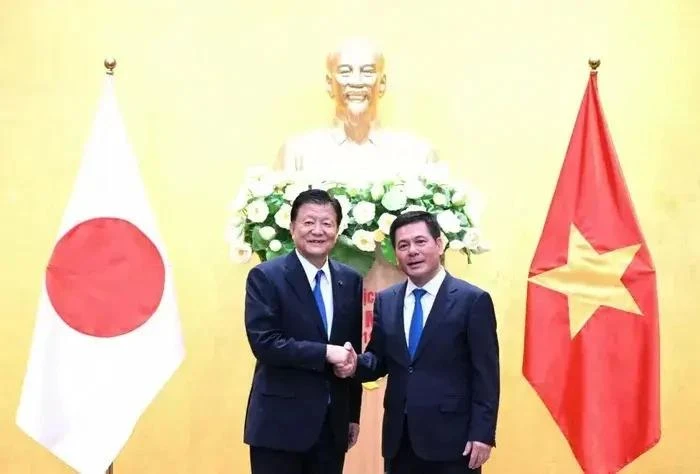 Le ministre de l'Industrie et du Commerce, Nguyen Hong Dien (droite), et le ministre japonais chargé de l'Accord de partenariat transpacifique global et progressiste (CPTPP), Shindo Yoshitaka. Photo: VNA