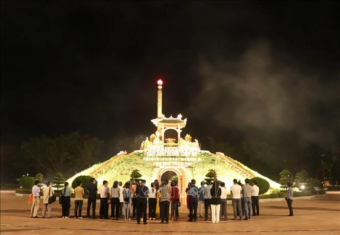 Des visiteurs à la citadelle de Quang Tri. Photo: VNA