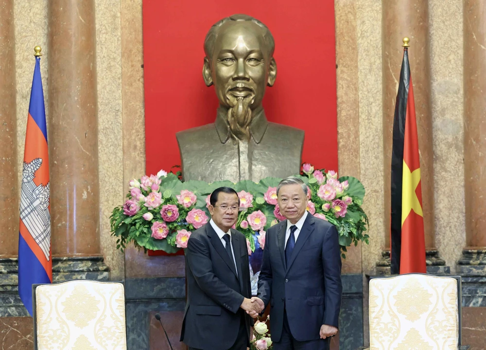 Le président To Lam (droite) et le président du Parti du peuple cambodgien (PPC) et président du Sénat du Cambodge Samdech Techo Hun Sen. Photo: VNA