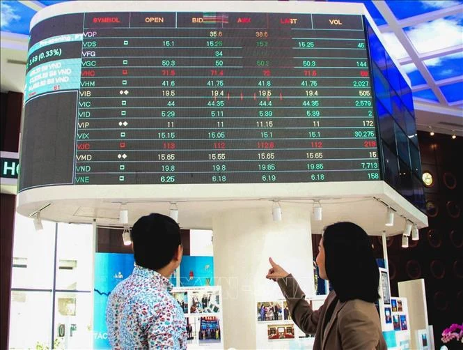 Des investisseurs surveillent l'évolution du marché boursier à la Bourse de Ho Chi Minh-Ville (HOSE). Photo: VNA