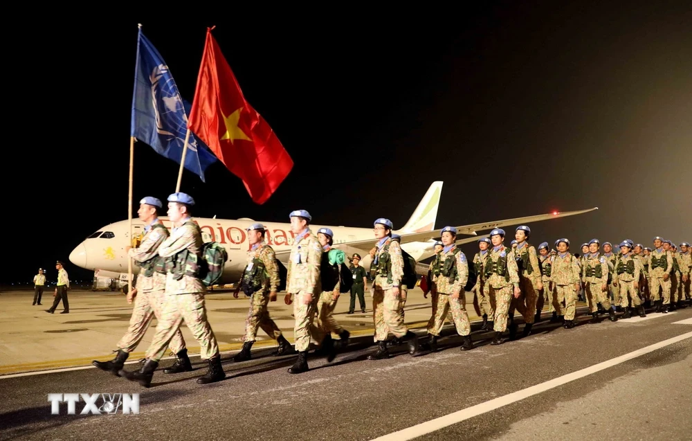 L'équipe du génie N°1 de retour à l'aéroport international de Noi Bai, après avoir accompli sa mission à Abyei. Photo : VNA