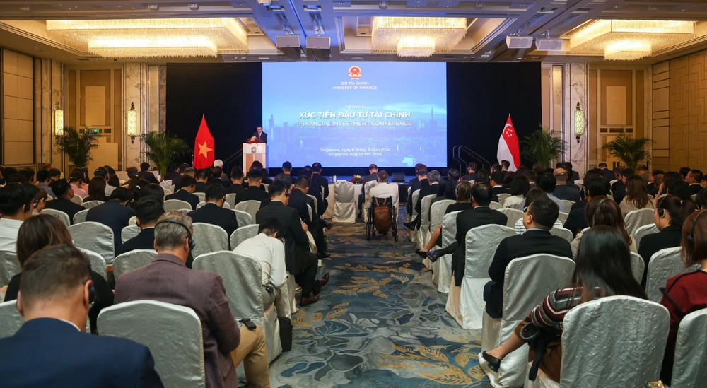 Panorama de la conférence de promotion des investissements financiers, le 6 août à Singapour. Photo: VNA