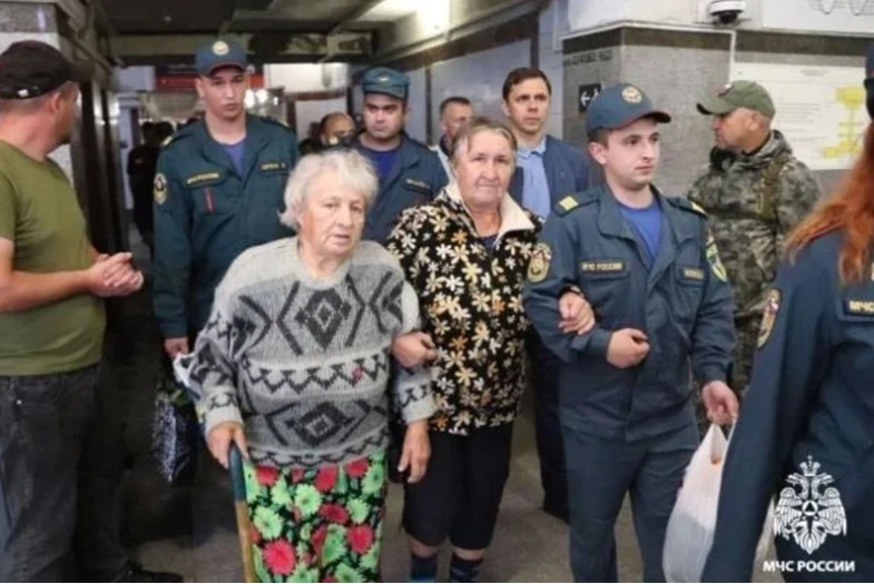 Les autorités aident les gens à évacuer vers la gare d'Oryol (Russie), le 9 août 2024. Photo: Getty Images/VNA)