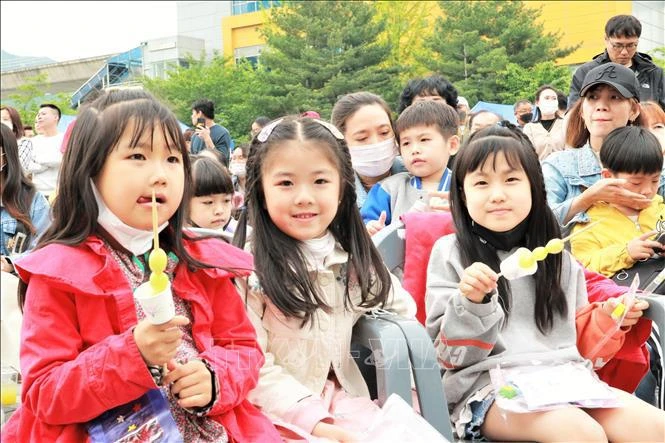 Filles de familles biculturelles vietnamo-sud-coréennes. Photo: VNA 