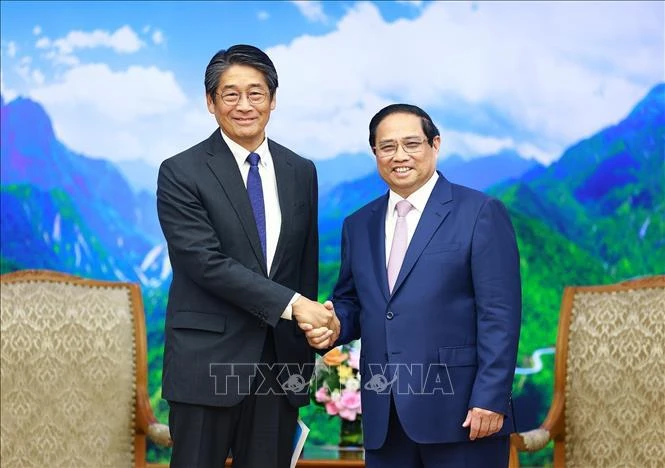 Le Premier ministre Pham Minh Chinh (droite) reçoit l'ambassadeur du Japon Ito Naoki, venu le saluer à l'occasion de son mandat au Vietnam. Photo: VNA