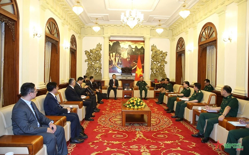 La réunion entre le général de corps d'armée Hoang Xuan Chien et la délégation de l'Administration nationale de l'immigration de Chine. Photo: VNA