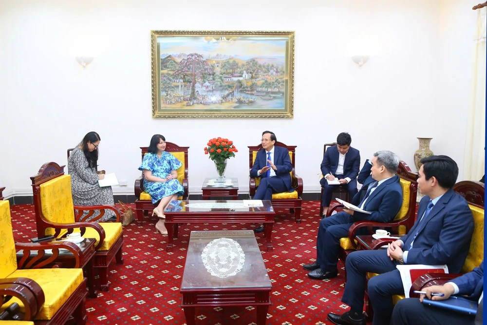 Le ministre du Travail, des Invalides et des Affaires sociales, Dao Ngoc Dung, reçoit mardi l’ambassadrice de Roumanie au Vietnam, Cristina Romila. Photo: VNA