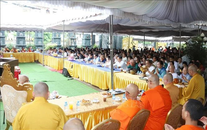 La fête Vu Lan se déroule le matin du 18 août à la pagode Phat Tich à Vientiane. Photo: VNA