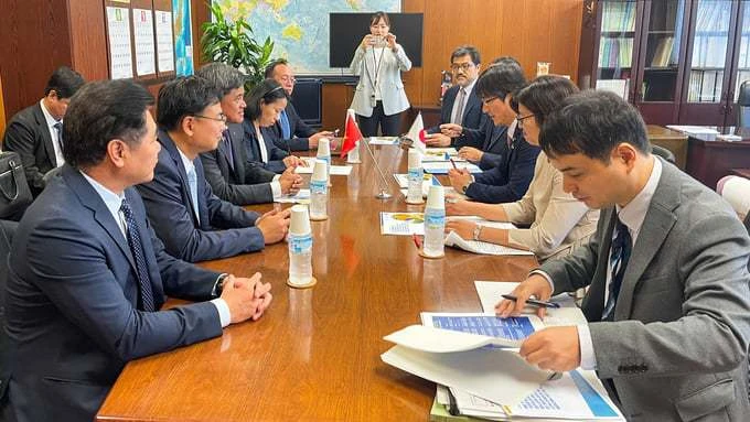 La réunion entre le vice-ministre de l'Agriculture et du Développement rural, Tran Thanh Nam, et le sénateur Maitachi Shoji, vice-ministre de l'Agriculture, des Forêts et de la Pêche du Japon. Photo: VNA