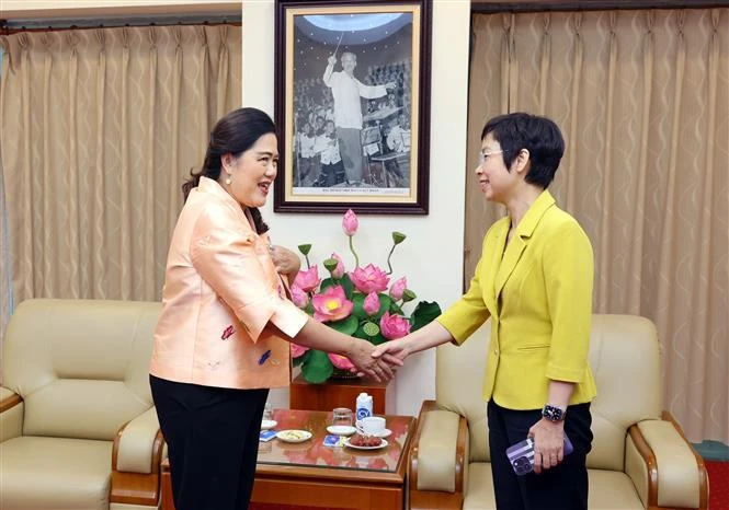 La directrice générale de l'Agence vietnamienne d’information (VNA), Vu Viet Trang, (droite) et la directrice générale du Département des relations publiques (PRD) de Thaïlande, Sudruetai Lertkasem, en visite de travail au Vietnam. Photo; VNA