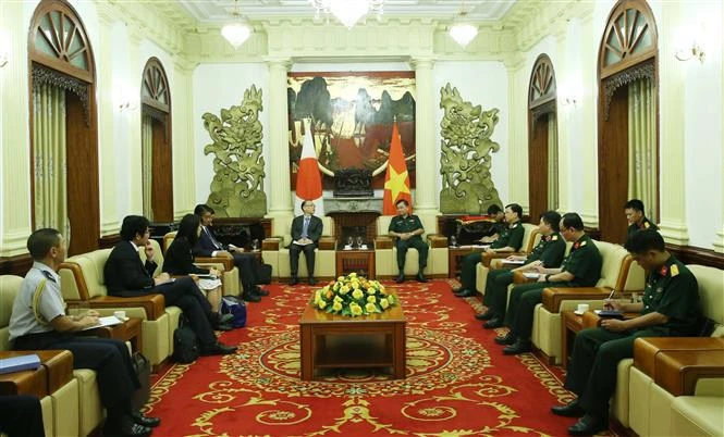 Le général de corps d'armée Hoang Xuan Chien, vice-ministre vietnamien de la Défense, travaille avec le vice-ministre des Affaires étrangères du Japon Funakoshi Takehiro. Photo: VNA