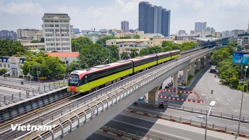 La section surélevée de la ligne ferroviaire Nhon - Gare de Hanoi a été officiellement mise en service le 8 août. Photo : VNA