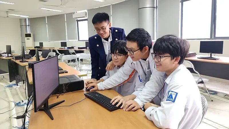 Cours sur les plateformes technologiques numériques au lycée Hanoi - Amsterdam. Photo : nhandan.vn