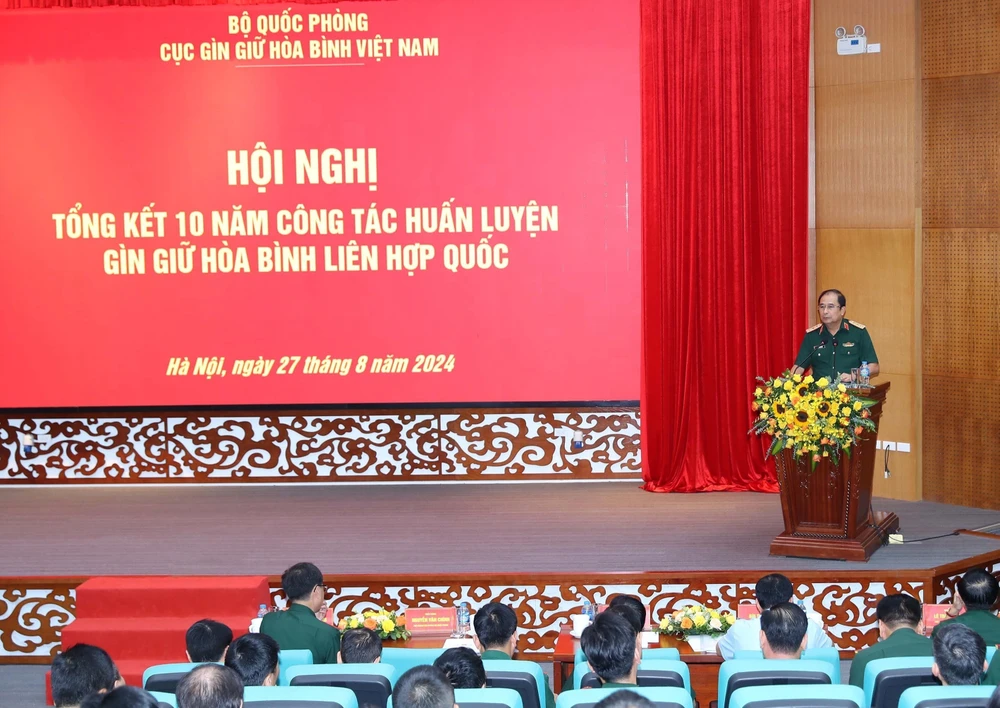 Le général de corps d’armée Phung Si Tân, chef d’État-major général adjoint de l’Armée populaire du Vietnam, à la conférence. Photo: VNA