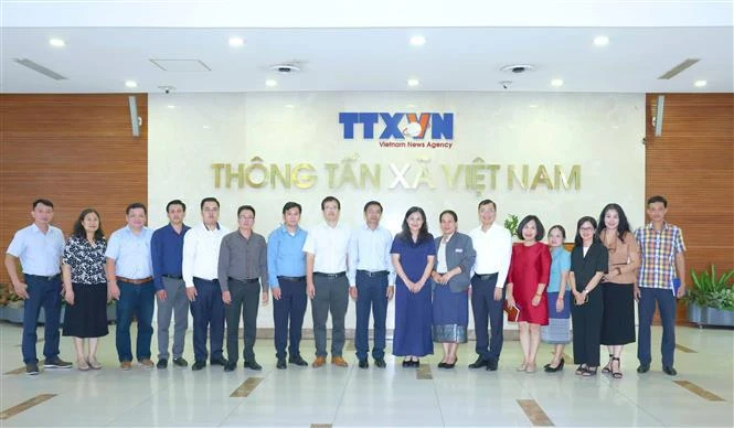 La délégation du journal lao Pasaxon est reçue par la directrice générale adjointe de l’Agence vietnamienne d’information (VNA), Nguyen Thi Su. Photo: VNA