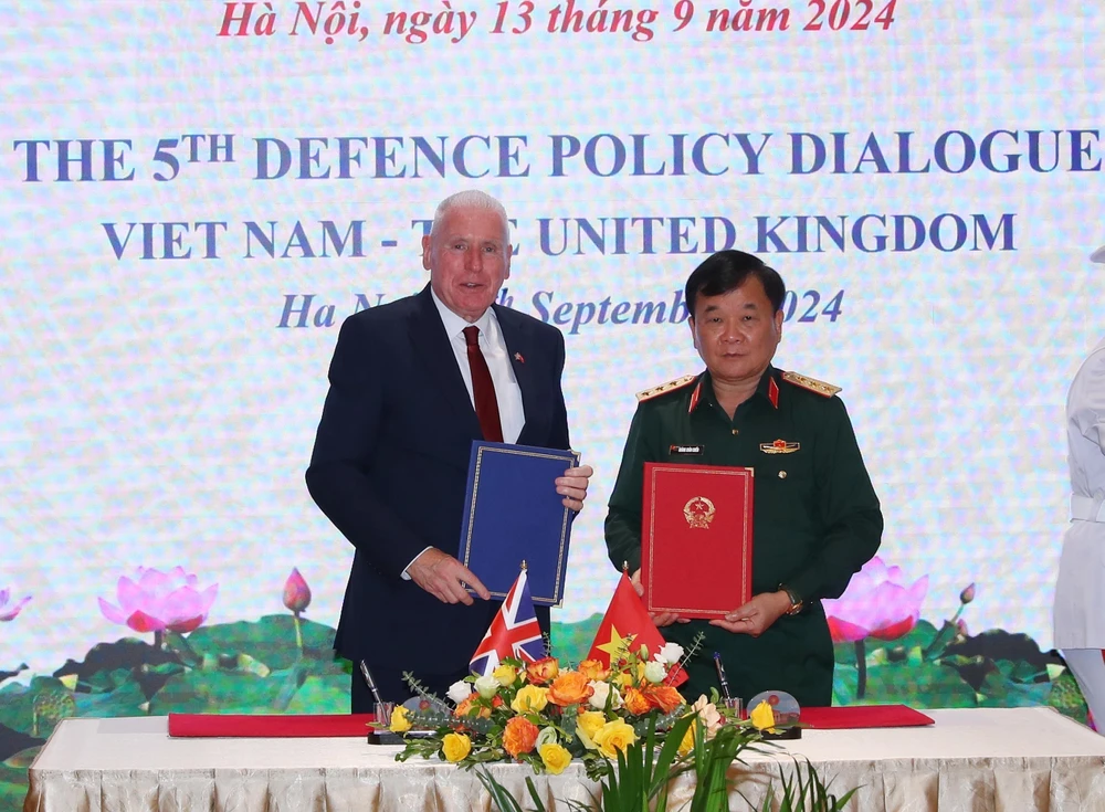 Le général de corps d'armée Hoang Xuan Chiên (droite) et le secrétaire d'État britannique à la Défense, Vernon Coaker. Photo: VNA