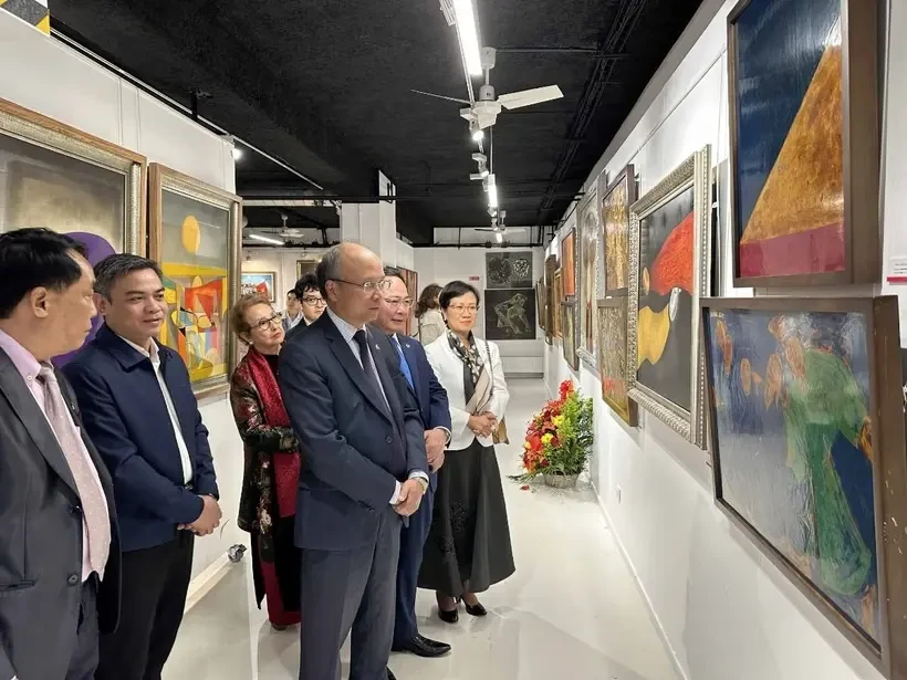 L'ambassadeur du Vietnam en France et les délégués à l'exposition. Photo: VNA