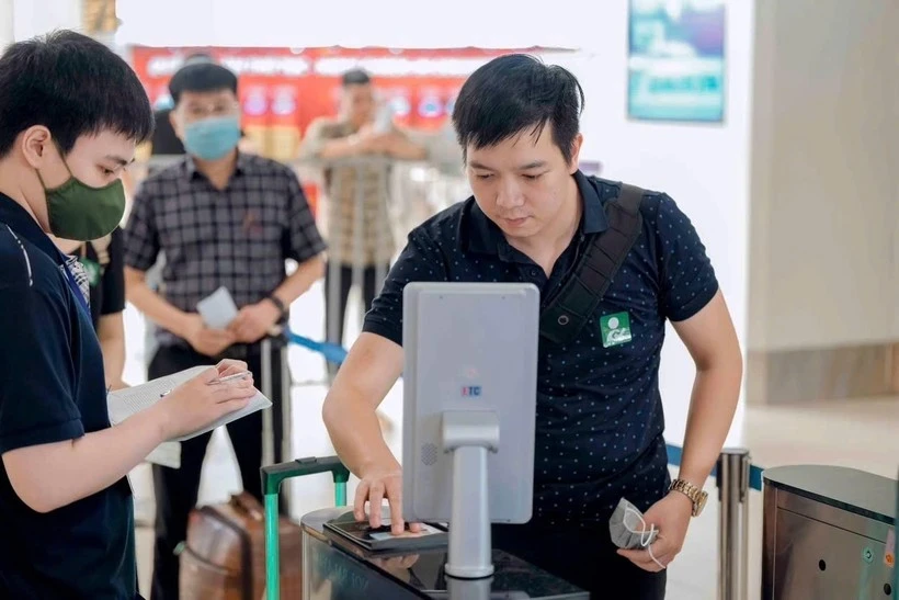 Un passager utilise sa carte d'identité à puce intégrée à l'aéroport. Photo : VietnamPlus