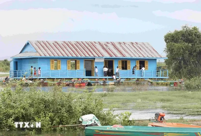 Les salles de classe flottantes sur le lac Tonle Sap. Photo: VNA