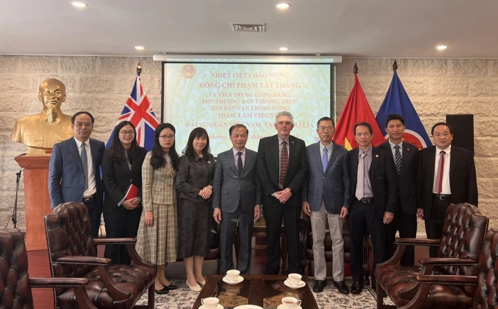 L'ambassadeur vietnamien en Australie, Pham Hung Tam, et la délégation de la Commission centrale de mobilisation des masses du Parti, prennent une photo de souvenir avec Kim Sampson, président de l'Association d'amitié Australie-Vietnam. Photo: VNA