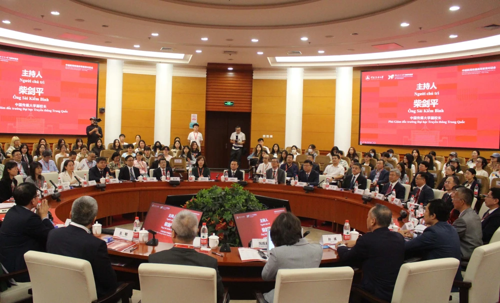 Forum de dialogue entre près de 30 universités et instituts vietnamiens et chinois. Photo: VNA