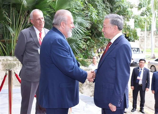 Le secrétaire général du Comité central du Parti communiste vietnamien et président de l'État, To Lam (à droite), rencontre le Premier ministre cubain Manuel Marrero Cruz à La Havane le 26 septembre. (Photo : VNA)