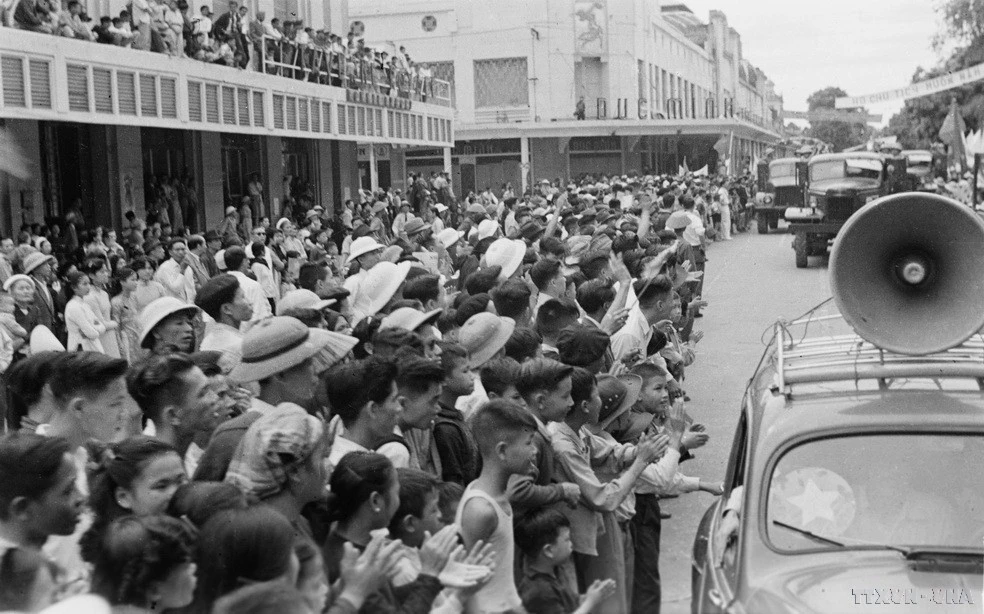 Des dizaines de milliers de Hanoïens accueillirent l'armée qui a libéré la capitale dans l'espace au tour du lac Hoan Kiem, le matin du 10 octobre 1954. Photo : archives-VNA