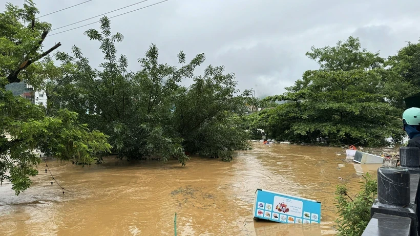 De fortes pluies prolongées ont entraîné une montée du niveau d'eau de la rivière Lo dans la province de Ha Giang, provoquant des inondations dans les maisons situées le long de la rivière et présentant un risque de noyade. Photo : VNA