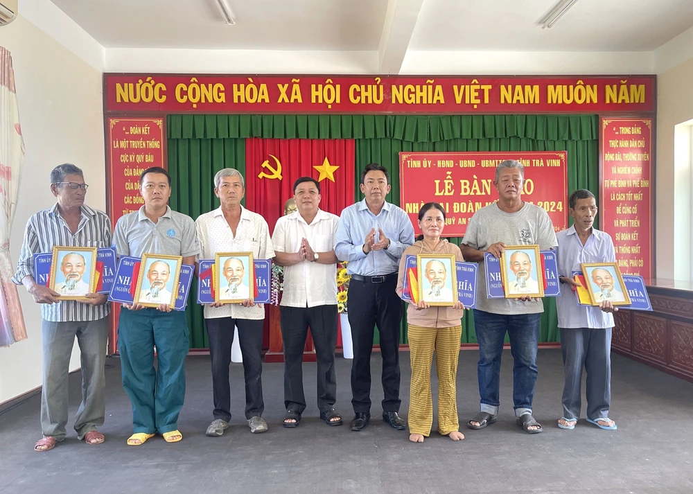 La cérémonie de remise de près de 100 maisons de « grande solidarité » aux familles pauvres. Photo: VNA