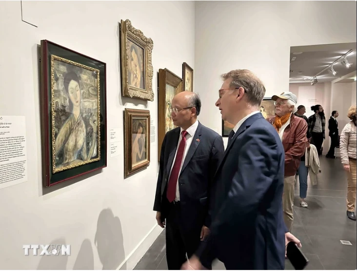 L'ambassadeur du Vietnam en France Dinh Toan Thang (à gauche) et M. Éric Lefebvre, directeur du Musée Cernuschi, à l'exposition. Photo: VNA