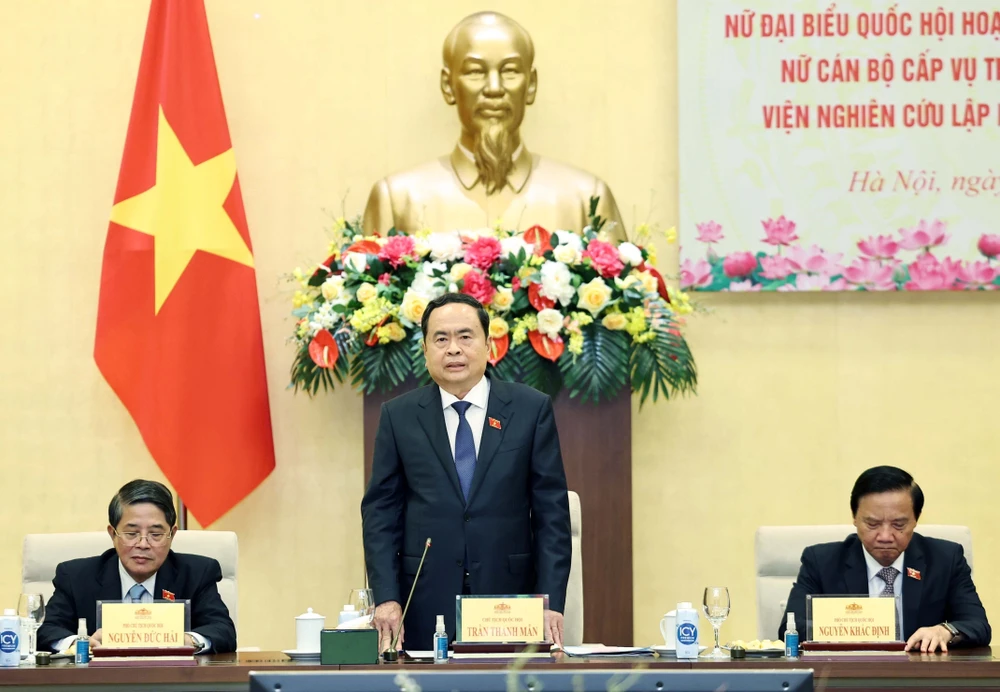 Le président de l'AN Tran Thanh Man à la rencontre des femmes députés. Photo: VNA