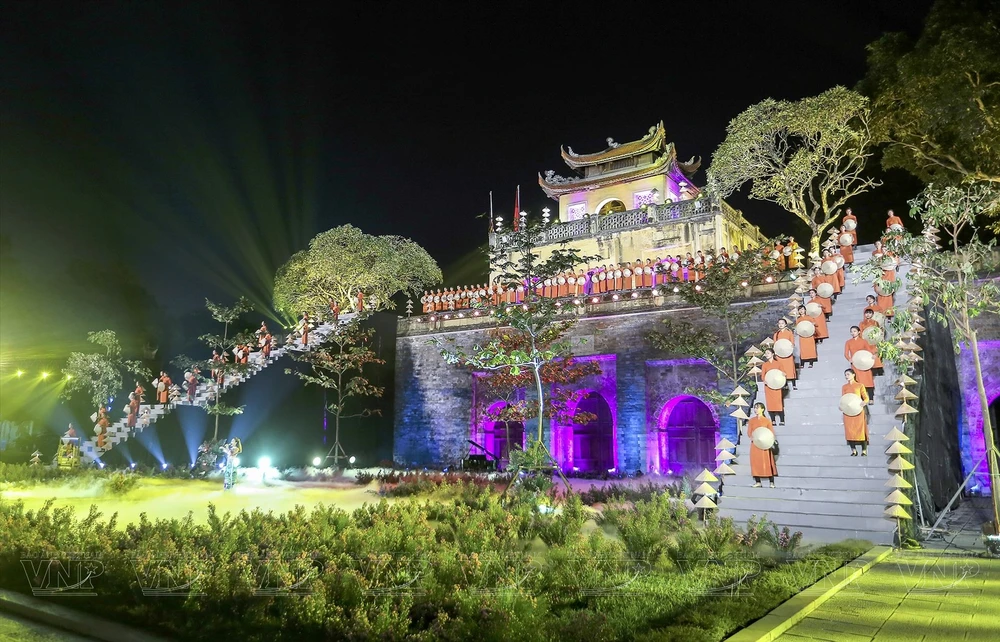 Défilé d'ao dai à la Cité impériale de Thang Long-Hanoï, patrimoine mondial. Photo: VNA