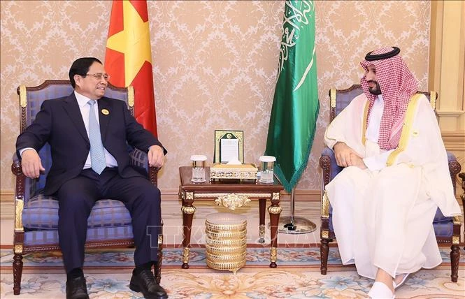 Le Premier ministre Pham Minh Chinh (gauche) et le Premier ministre et prince héritier d'Arabie saoudite Mohammad ben Salmane. Photo : VNA