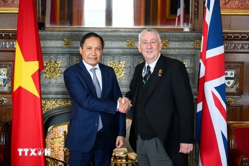 L'ambassadeur du Vietnam au Royaume-Uni, Do Minh Hung (gauche), et le président de la Chambre des communes du Royaume-Uni, Lindsay Hoyle. Photo: VNA