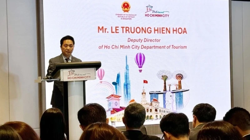 Le Truong Hien Hoa, directeur adjoint du Département municipal du tourisme, à l'événement. Photo: VNA 