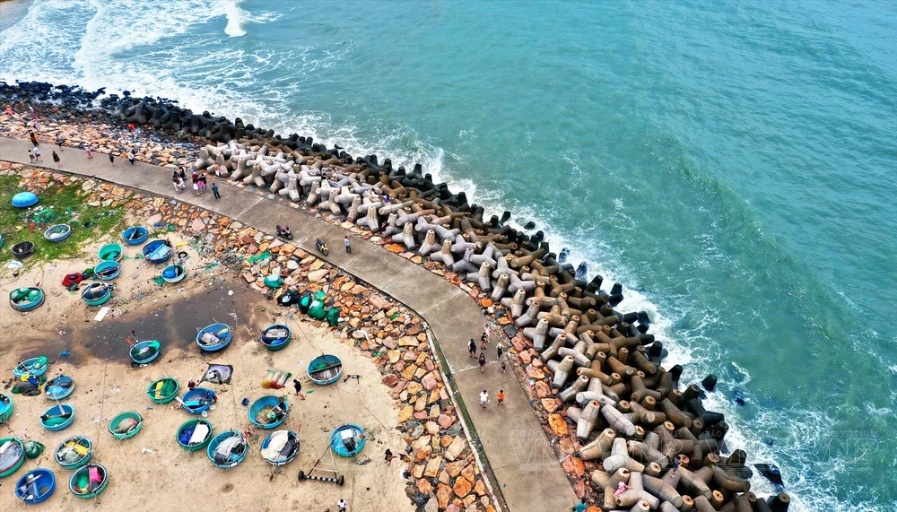 La plage rocheuse d'Ong Dia est en train de devenir une destination préférée des jeunes, notamment des passionnés de photographie. Photo: VNA